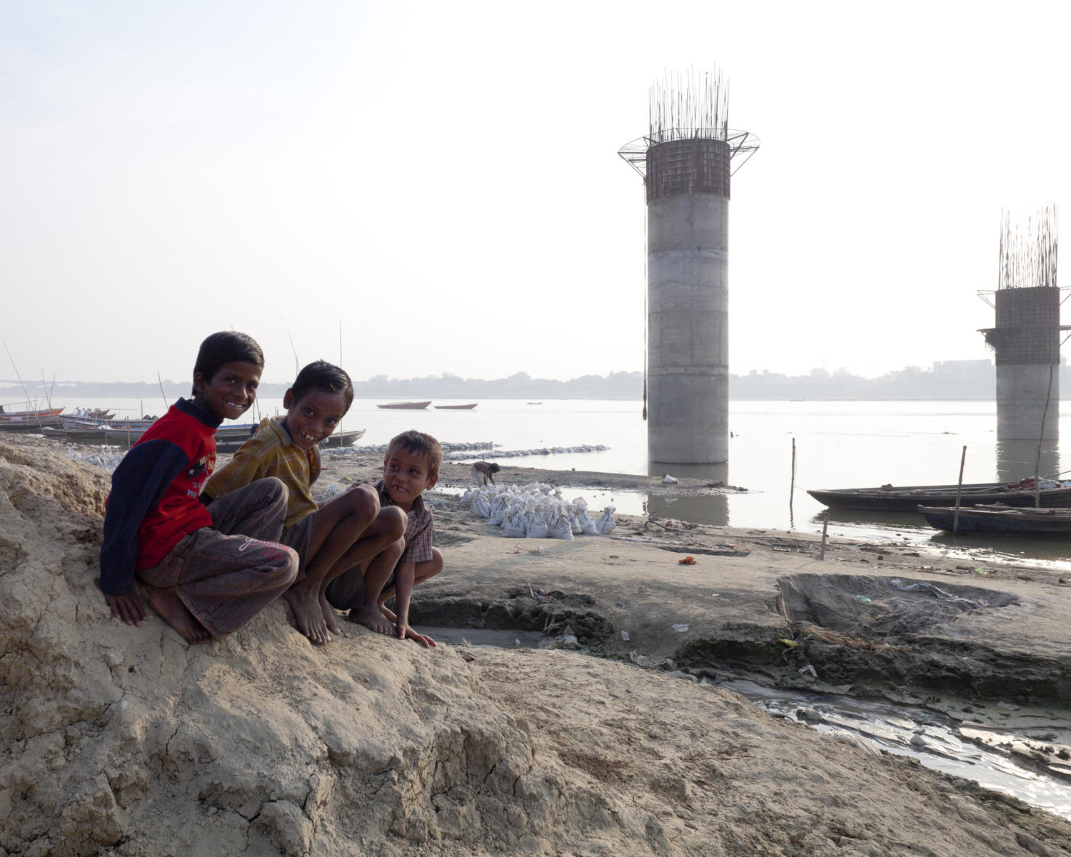 varanasi-bridge-ganges-river-children-india-mark-hadden-photography