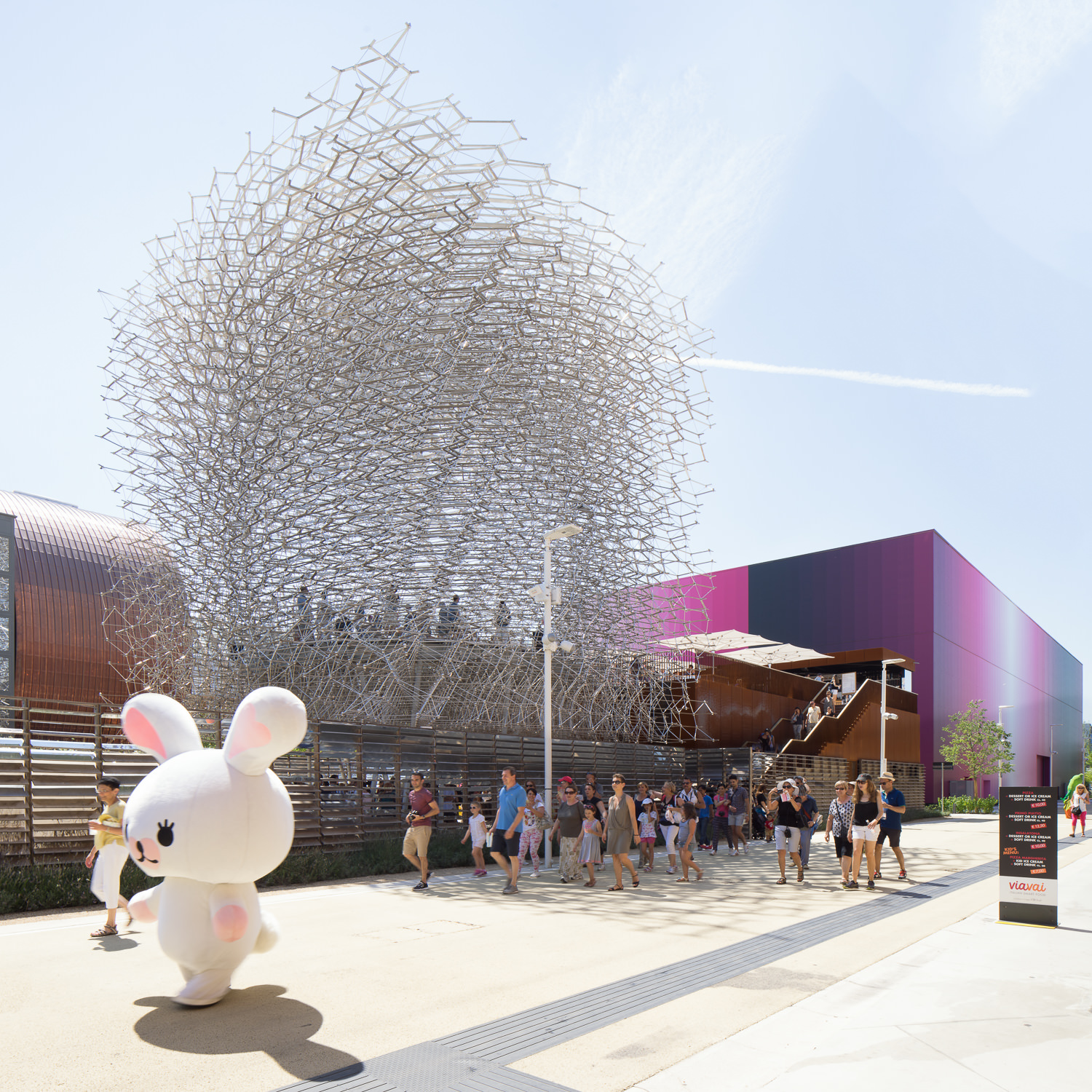 people walking by uk pavilion, milan expo, mark hadden architectuur fotograaf